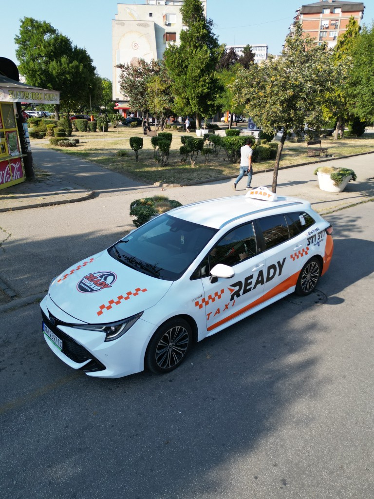 Ready Taxi vozilo na ulici u Kragujevcu